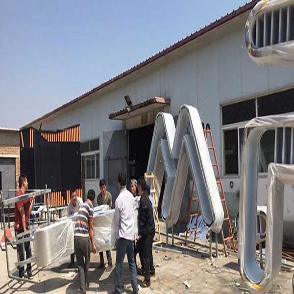 标识标牌制作工艺的技术对比与成本分析